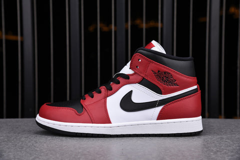 AJ1 Mid ‘Chicago Black Toe’